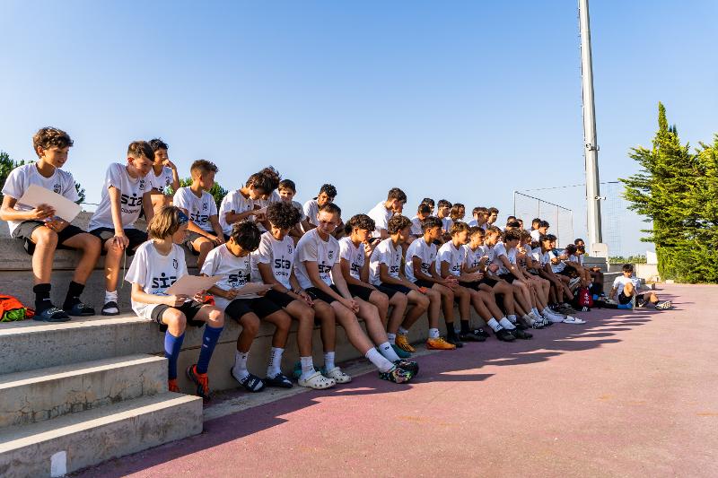 Niños del campus de futbol valencia preparados para posar