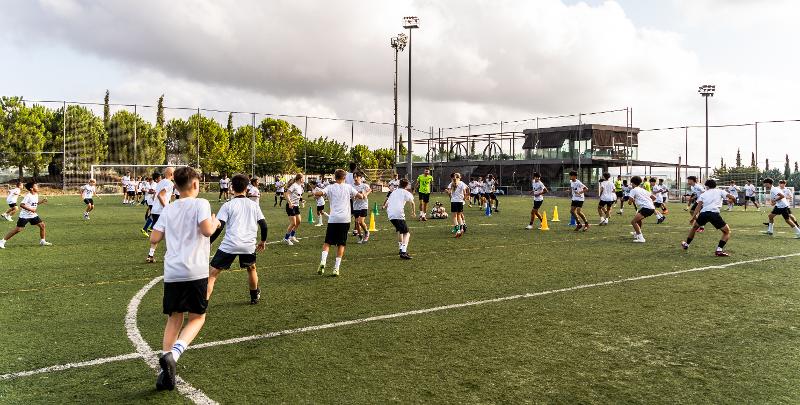 Muchos niños durante un entrenamiento en un campamento de futbol