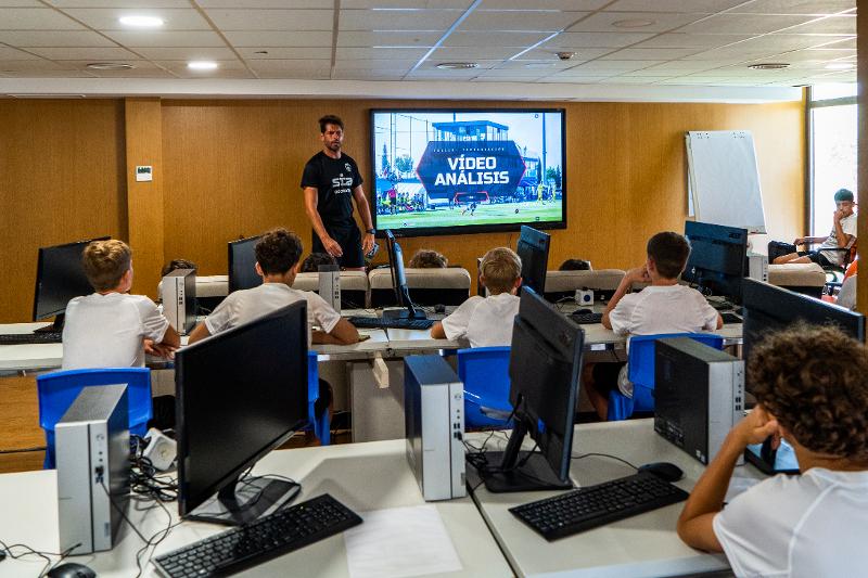 Foto de una sesión de videoanalisis en un campamento de futbol