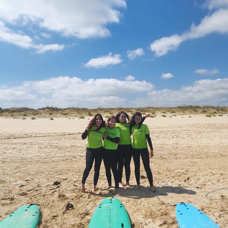 Chicas en la playa durante un surfcamp cantabria