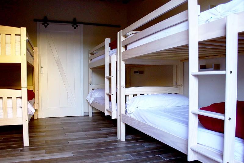 Habitación con literas en un surf camp cantabria 