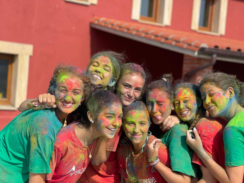 Chicas sonriendo con pintura en la cara durante los surf camps islas Canarias
