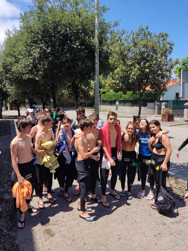 Grupo de jóvenes fuera del agua después de surfear en el surfcamp en España