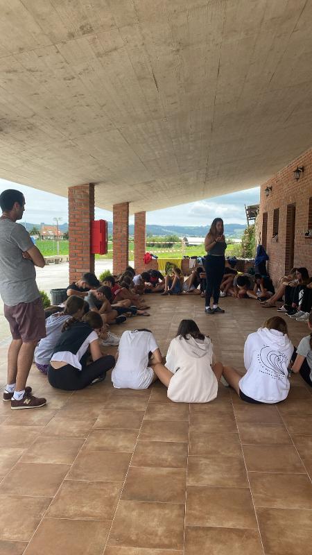 Adolescentes participando en un juego grupal durante un surf camp cantabria