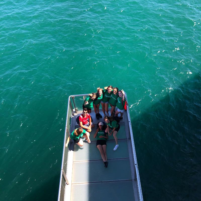 Jóvenes durante una actividad acuática en un surf camp cantabria