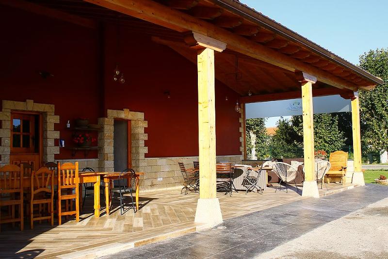 Porche del albergue de un surf camp cantabria