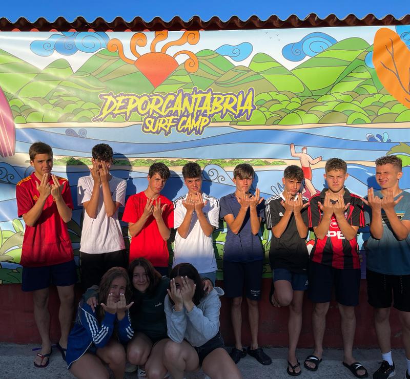 Adolescentes posando para una foto durante un surf camp cantabria