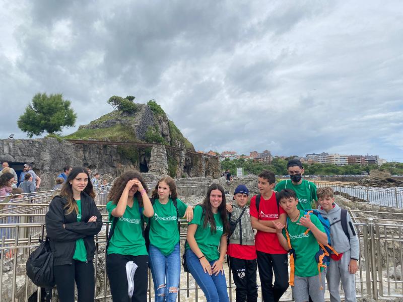 Participantes posando para una foto en una excursión en el campamento de surf en ingles
