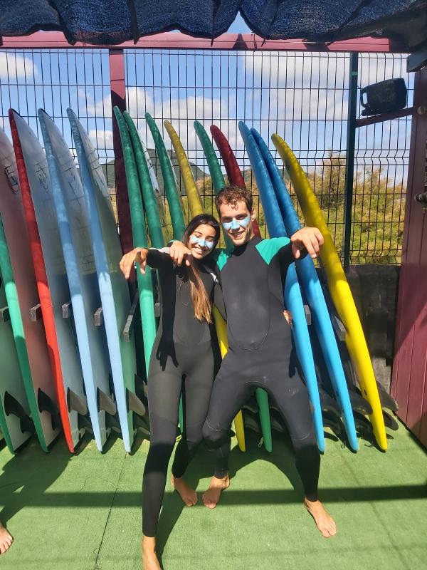 Adolescentes posando con el material de surf en un surf camp cantabria