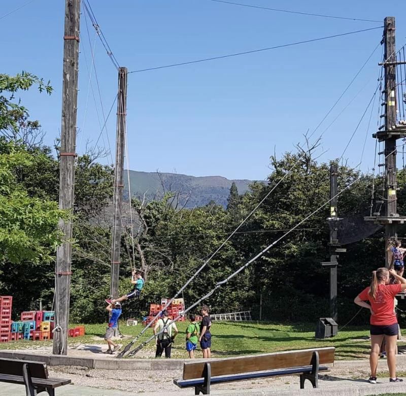 Grupo de jóvenes en el parque multiaventura del campamento de verano en Cantabria