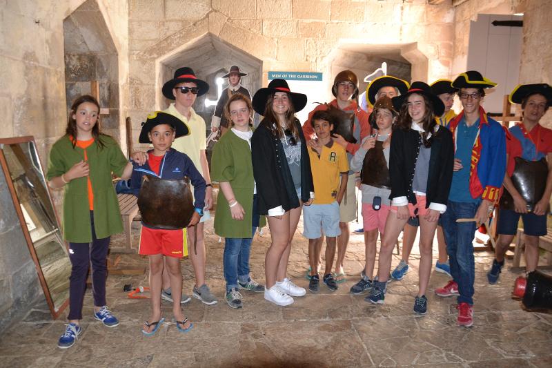 Grupo de jóvenes posando disfrazados en una de las veladas temáticas que hacen en el campamento de verano en Madrid