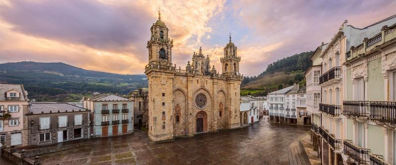Visita a una catedral durante un campamento lugo