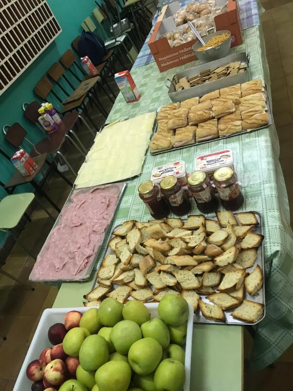 Mesa larga con comida para los niños del campamento verano lugo