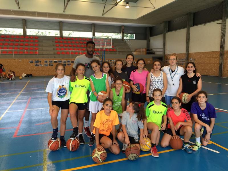 Foto de grupo con los entrenadores durante un campamento de verano de baloncesto