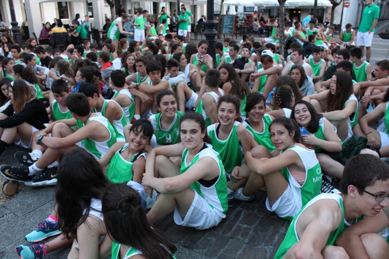 Foto de los participantes de un campamento de verano de baloncesto