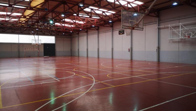 Cancha interior de un campamento de baloncesto en Valladolid