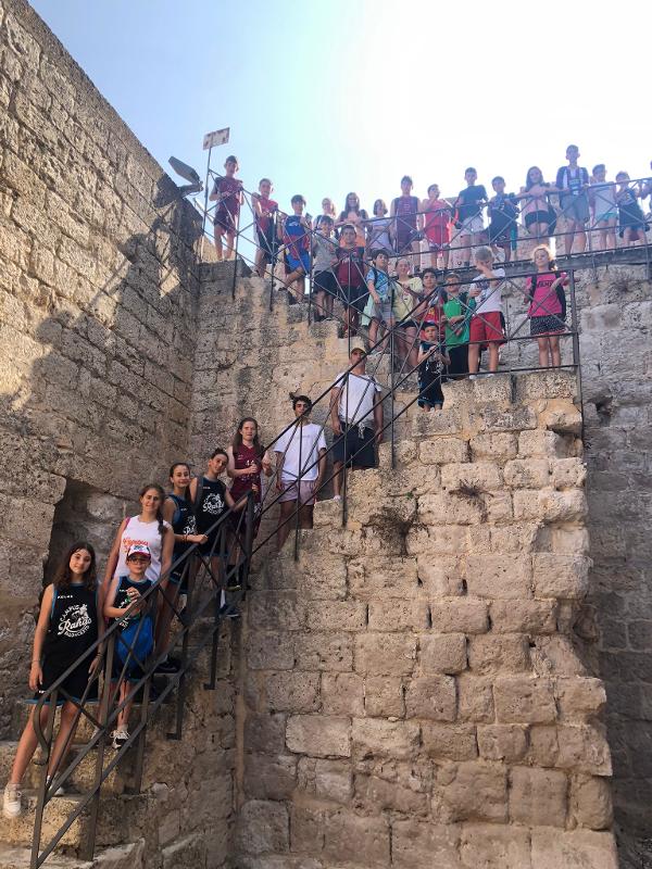 Foto grupal durante una excursión de un campamento en valladolid