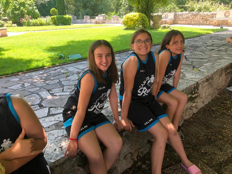 Niñas sonriendo durante su campamento de verano valladolid