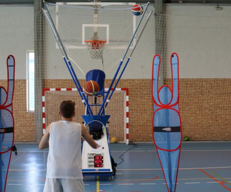 Un niño juega al baloncesto en un english summer camp Barcelona