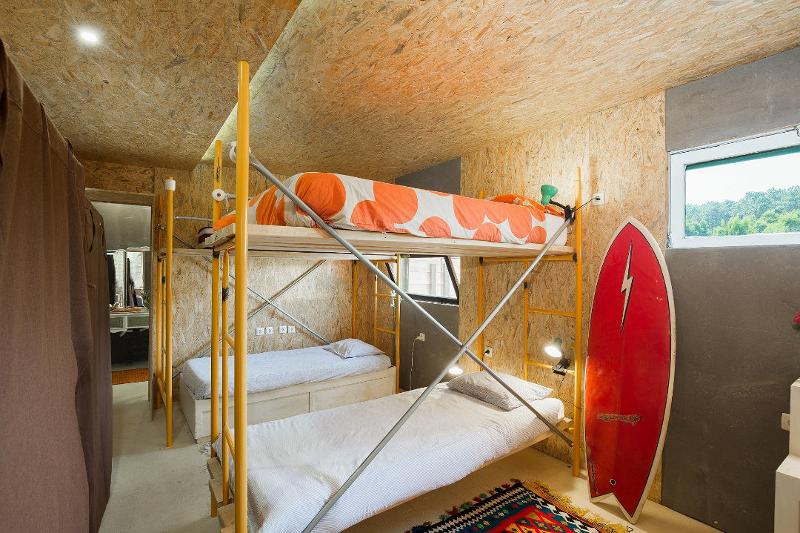 Habitación con dos literas para los campamentos con pernocta de surf para jóvenes