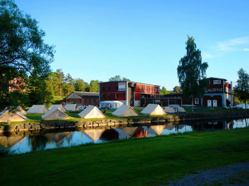 Instalaciones al aire libre del campamento bushcraft con zona de tiendas de campaña