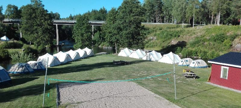 Tiendas de campaña delante de una zona de voley playa campamento de verano en suecia