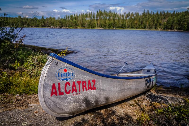Canoa del campamento al lado del lago campamento de verano en suecia