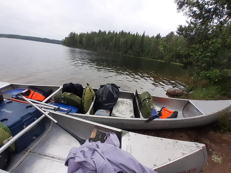 Canoas con las cosas de los participantes en el campamento de verano en suecia