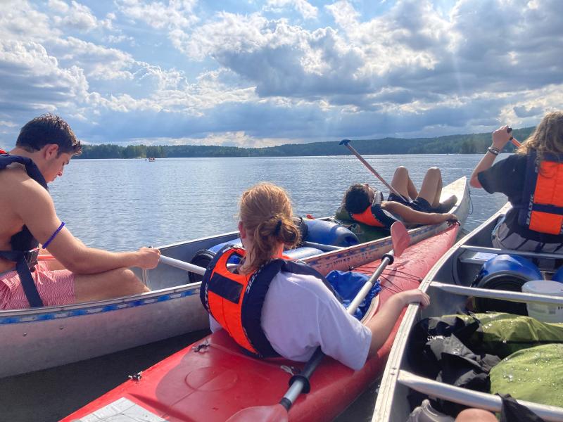 Jóvenes en canoas y kayak en el campamento de verano en suecia