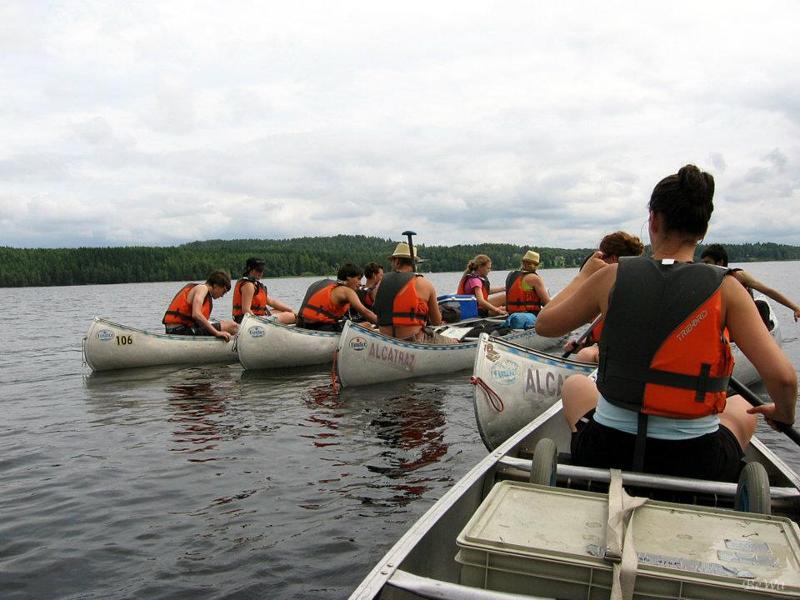 Grupo de jóvenes en sus canoas en el campamento de verano en suecia