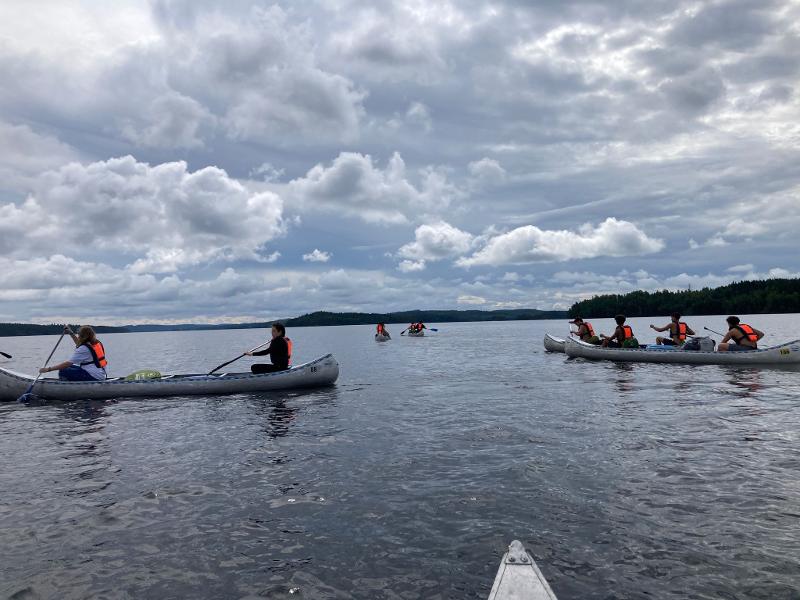 Jóvenes en sus canoas en el campamento de verano en suecia