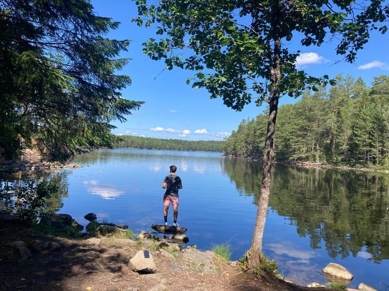 Joven en el lago  en el campamento de verano en Suecia