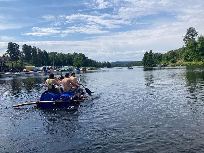 Jóvenes remando en canoas de bidones en el campamento de verano en Suecia