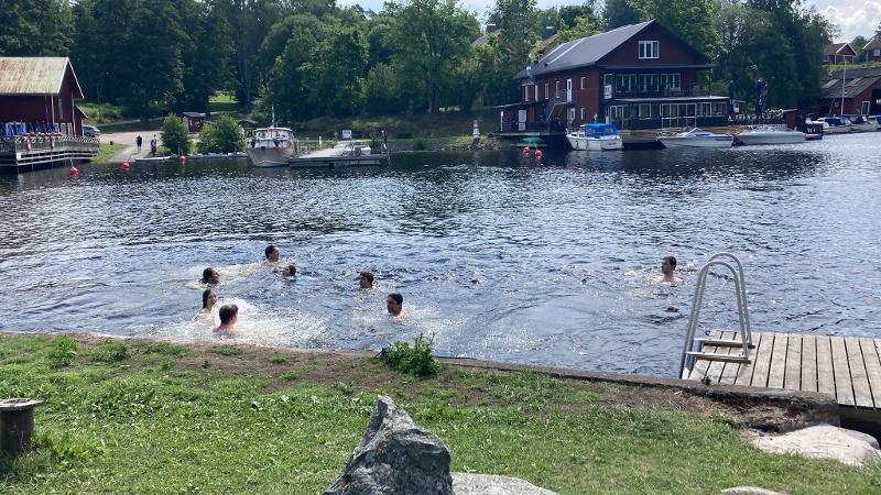 Jóvenes bañándose en el río en el campamento de verano en Suecia