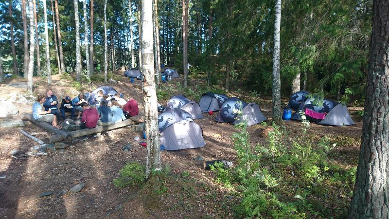 Jóvenes junto a sus tiendas de campaña en el bosque en el campamento de verano en Suecia