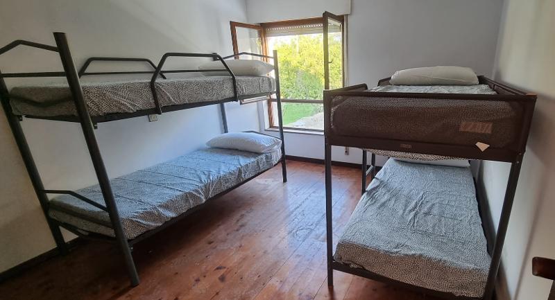 Habitación con dos literas del campamento verano asturias