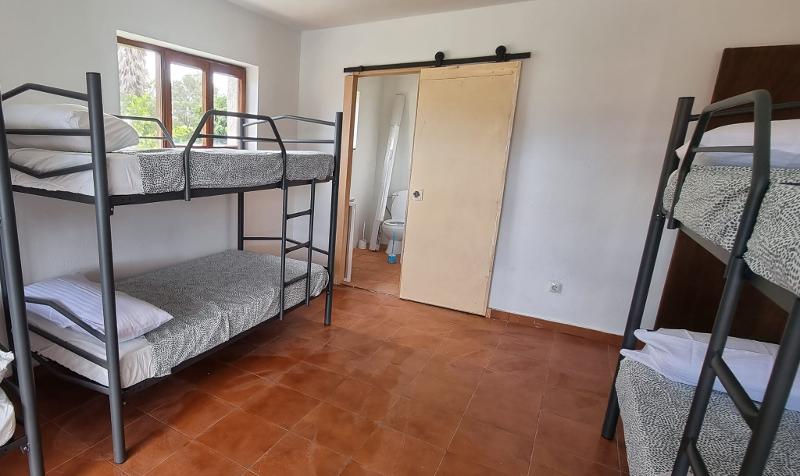 Vista del baño de la habitación y de dos literas en el campamento verano asturias