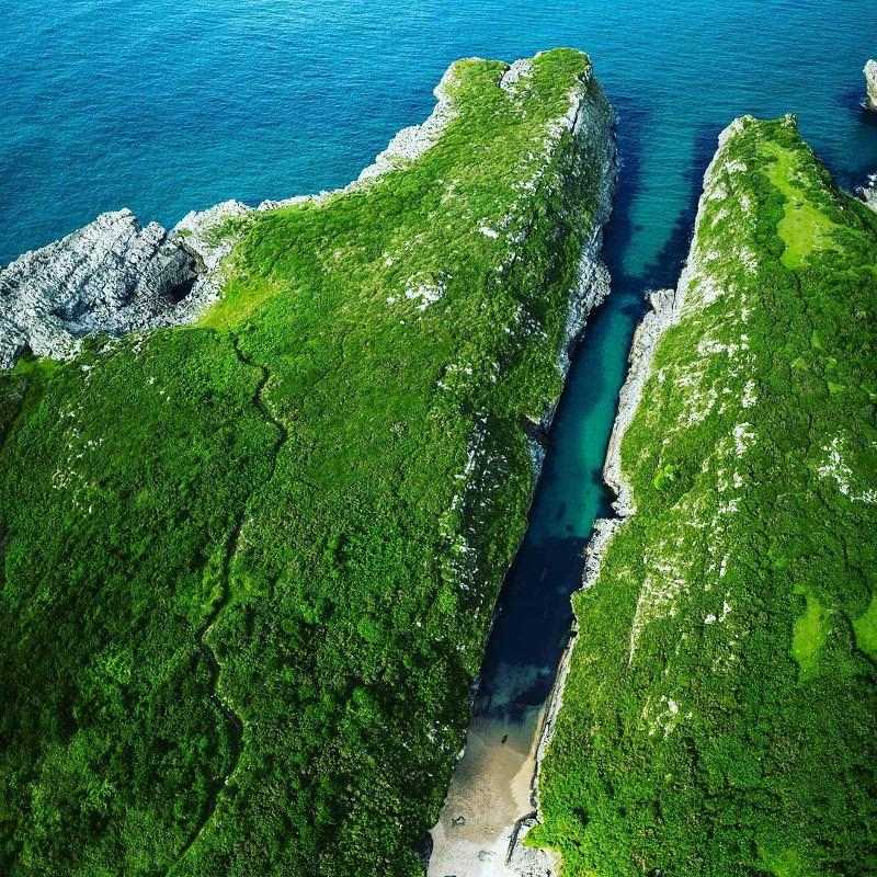 Vista aérea de unos acantilados en el campamento verano asturias