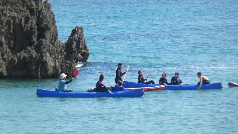 Participantes del campamento verano asturias haciendo canoa
