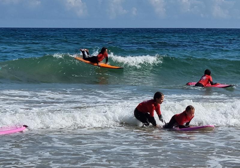 Chicos surfeando en los surf camp asturias