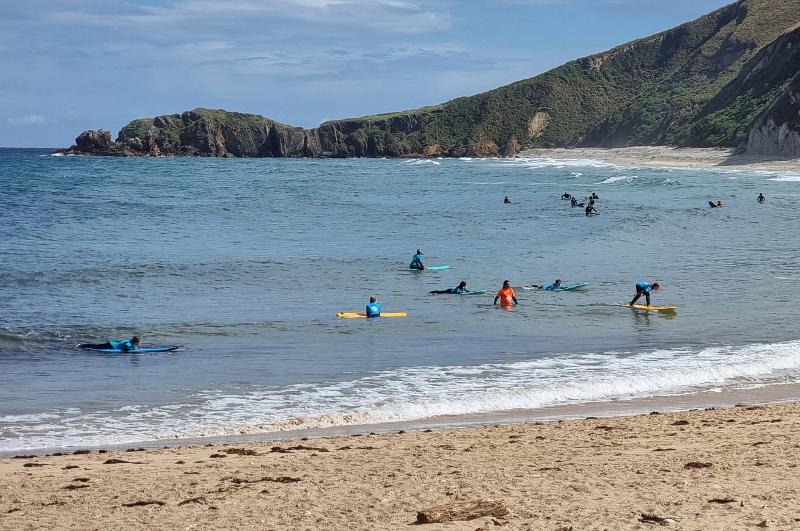 Foto de un día tranquilo en una playa asturiana durante un surf camp en asturias
