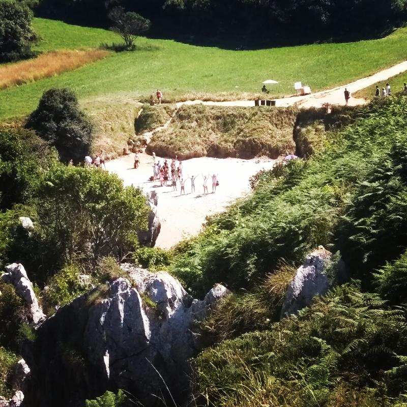Foto con vista aérea de unos niños pasándolo bien durante una excursión