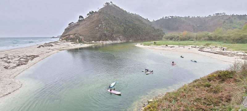 Vista aérea de una laguna cercana al mar durante un campamento de verano asturias