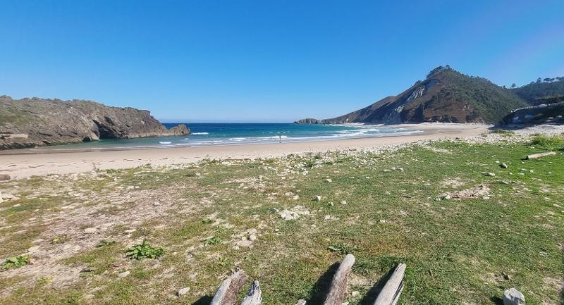 Foto de una playa amplia y soleada durante un campamento de verano asturias
