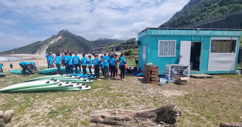 Foto del grupo de participantes del surf camp en asturias junto a una caseta