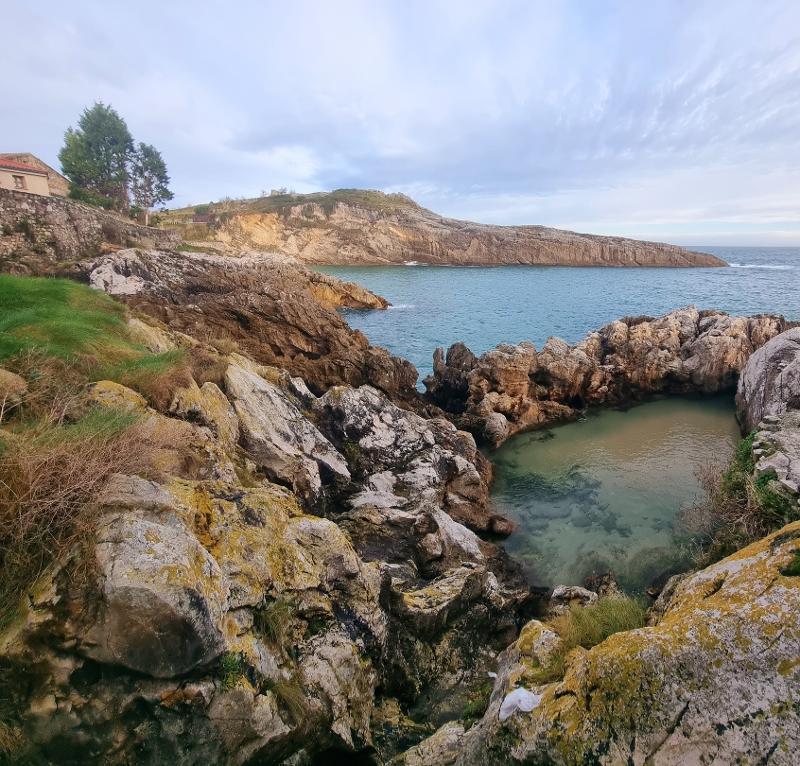 Paisaje rocoso en la costa asturiana fotografiado durante un campamento de verano asturias