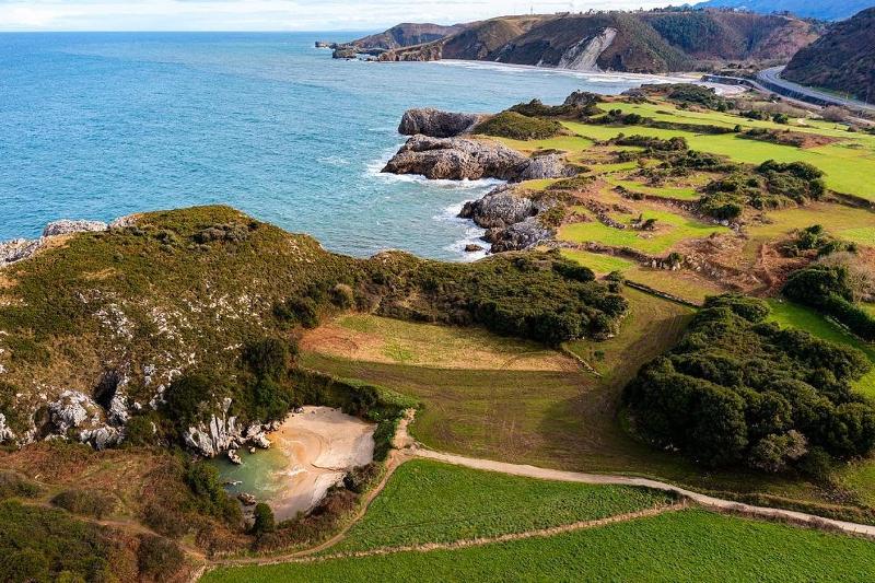 Foto aérea del precioso paisaje de la costa asturiana en un campamento de verano asturias