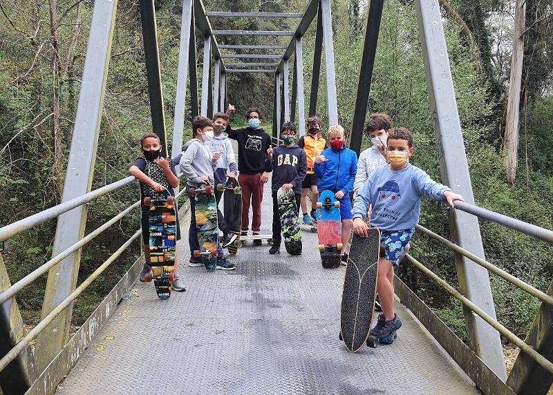 Grupo de participantes con sus tablas de skate en el asturias summer camp 