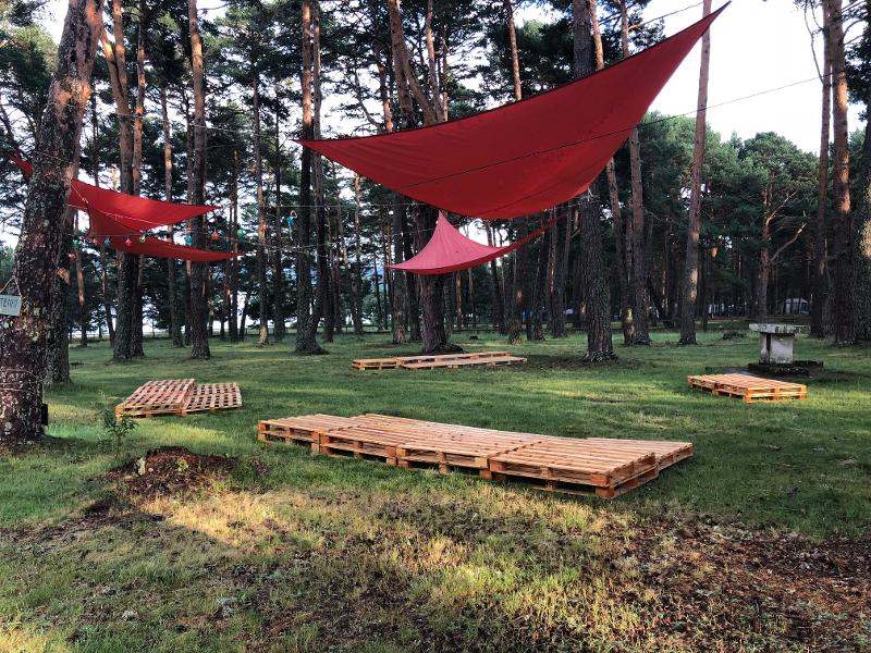 Área de juegos del campamento de verano en Soria con tablones de madera como escenarios