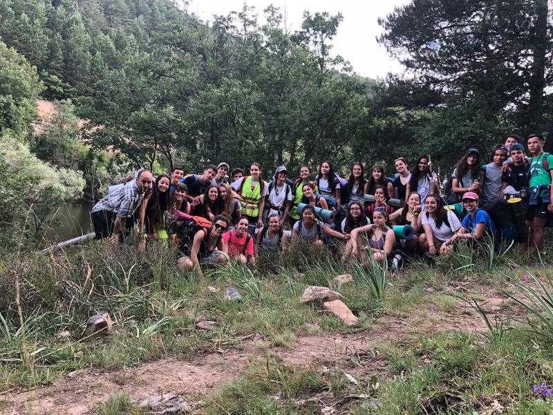 Foto grupal en la montaña en una actividad de senderismo en el campamento en soria